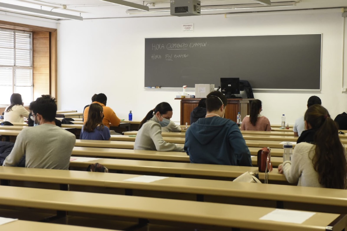 Parte de los futuros MIR ultiman, hoy, los preparativos previos al inicio de la prueba en una de las aulas de la Facultad de Derecho de la UCM (FOTO: Luis Camacho).