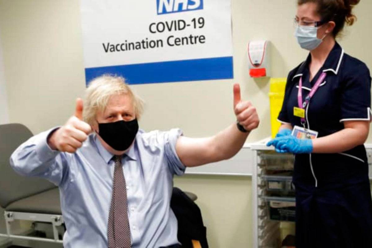 Boris Jonhson en el momento en el que recibió la vacuna de Oxford/AstraZeneca. 