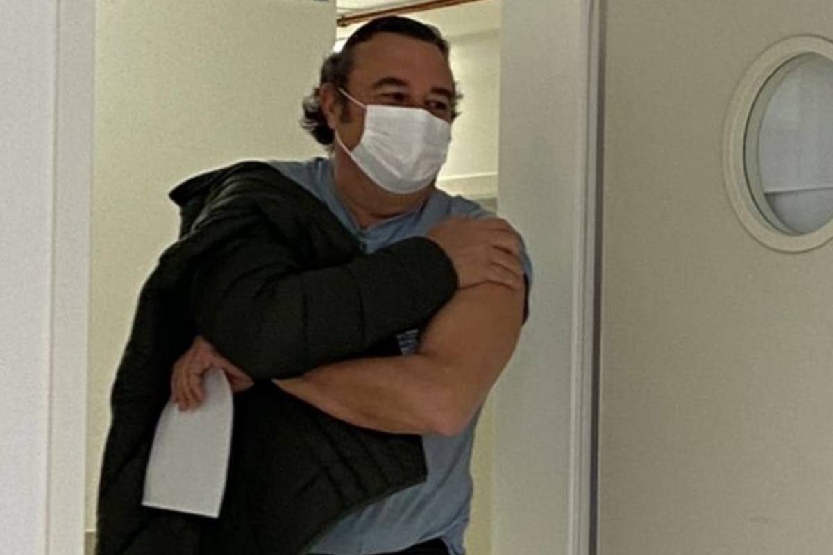 Carlos MartÃnez Medinilla, farmacÃ©utico de Badajoz mayor de 55 aÃ±os, reciÃ©n vacunado.