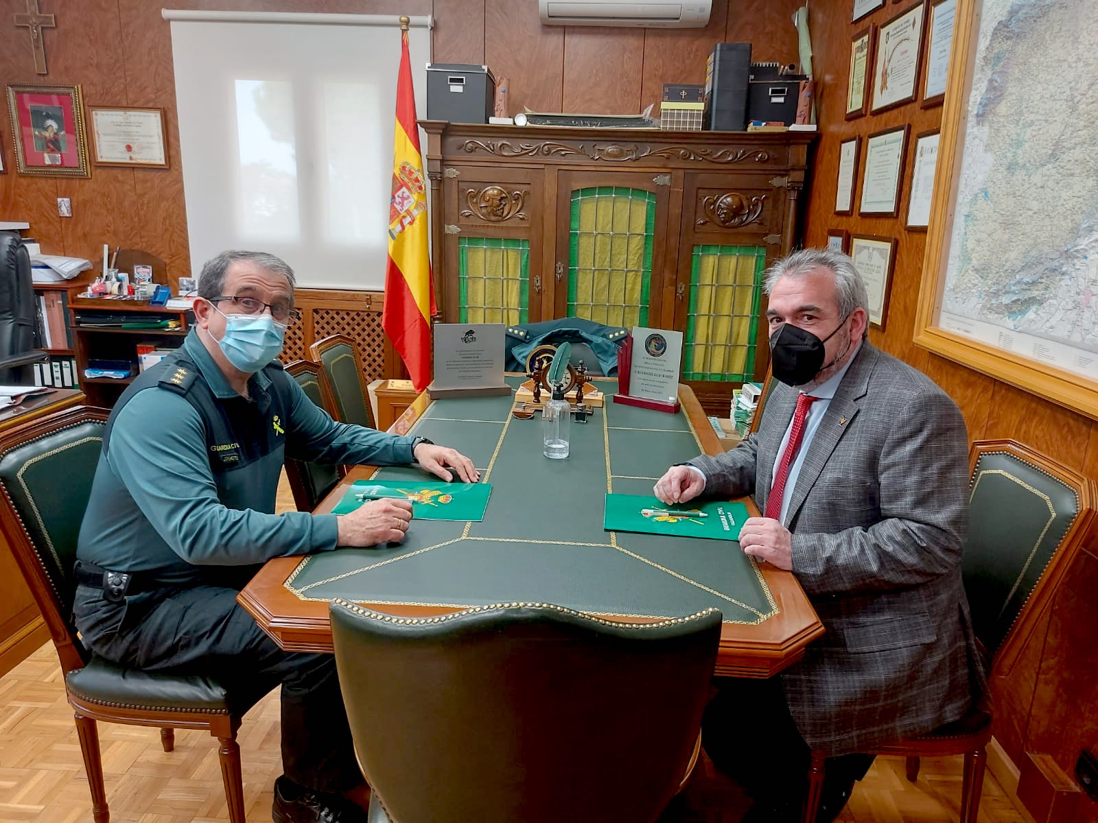  Juan Miguel Recio Álvarez, coronel jefe de la Comandancia de la Guardia Civil de Valladolid, y Alejandro García Nogueiras, presidente del COF de Valladolid.