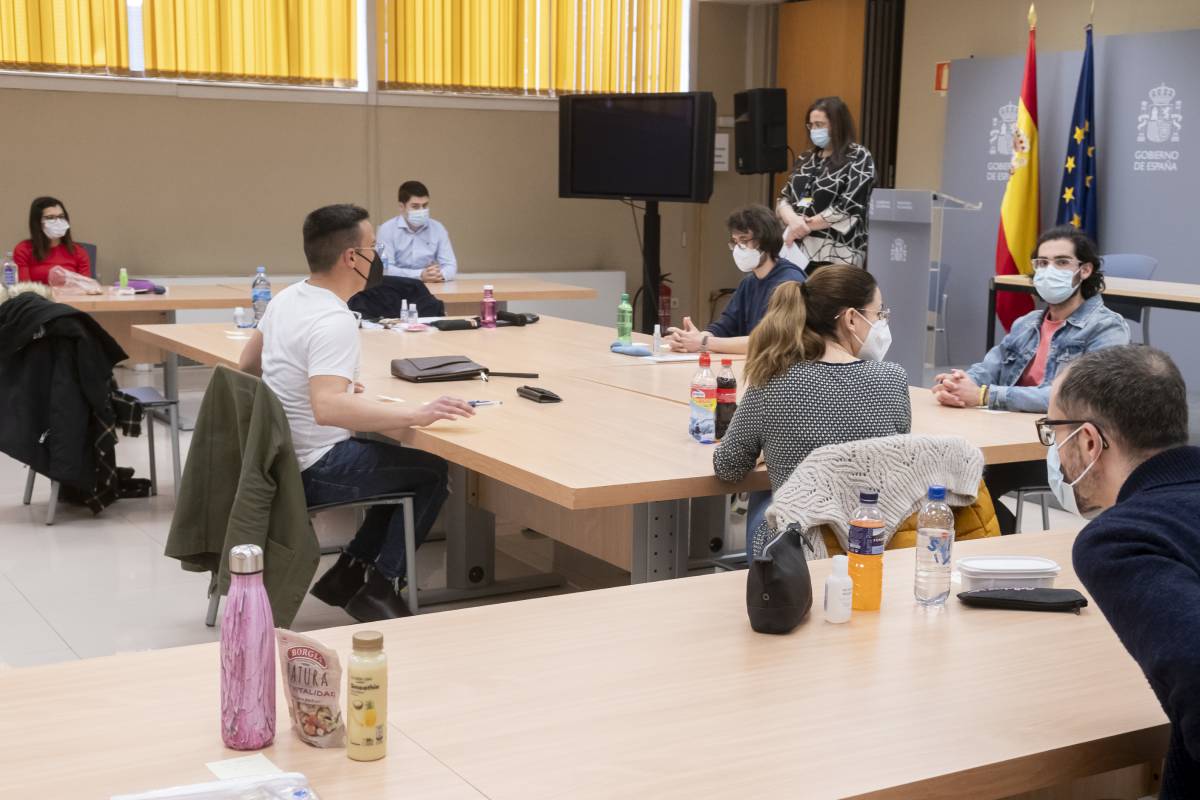 Candidatos en la sede del Ministerio de Sanidad, esperando a recibir el examen MIR 2021 (Foto: JosÃ© Luis Pindado)