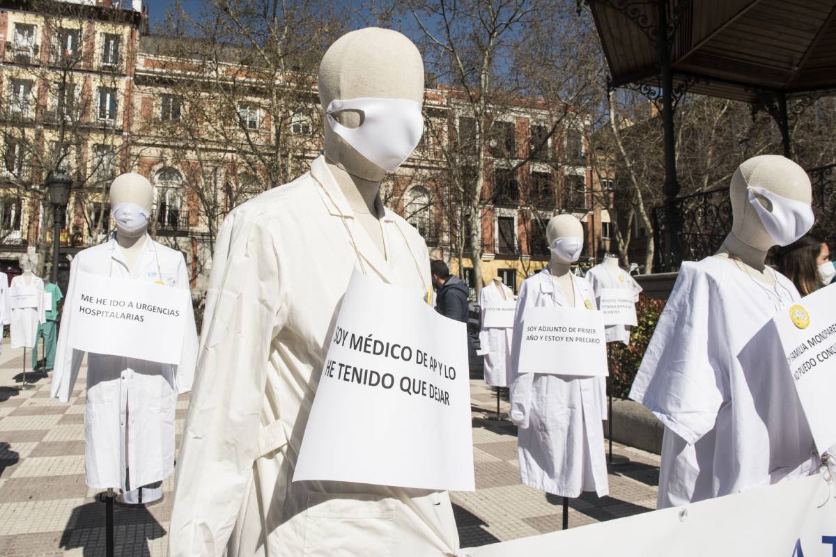 ManiquÃes ataviados con bata y mascarilla, como sÃmbolo de aquellas plazas en atenciÃ³n primaria sin cubrir (Luis Camacho)