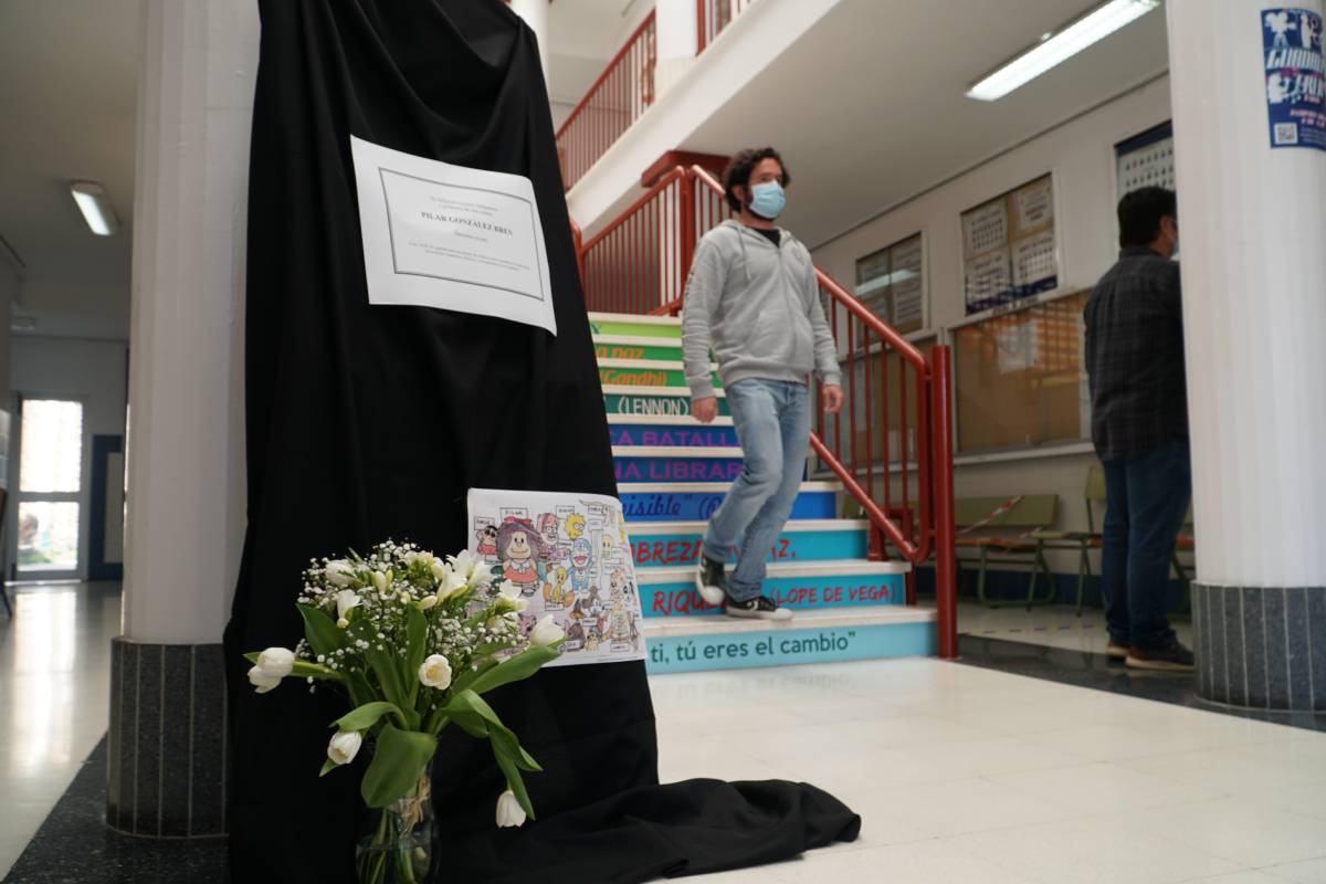 Los alumnos del IES Guadalpín de Marbella (Málaga) rinden homenaje a la profesora fallecida. 