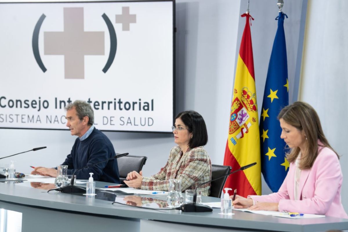 Tras el Consejo Interterritorial, la ministra Carolina Darias ha comparecido acompañada de Fernando Simón, director del CCAES, y María Jesús Lamas, directora de la Aemps. 