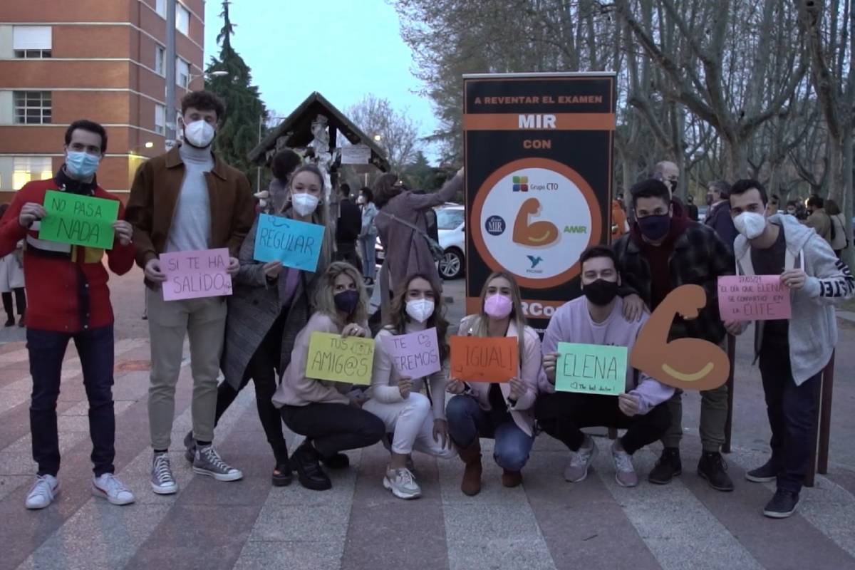 Los amigos de una de las aspirantes del examen MIR 2021 posan con carteles de Ã¡nimo (Foto: DM)