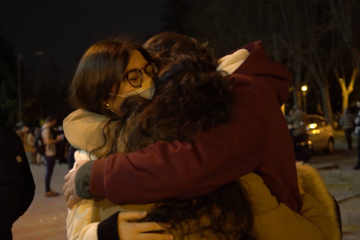 Candidatas del examen MIR 2021 abrazándose a la salida de la prueba (Vídeo: Carlos García Onetti)