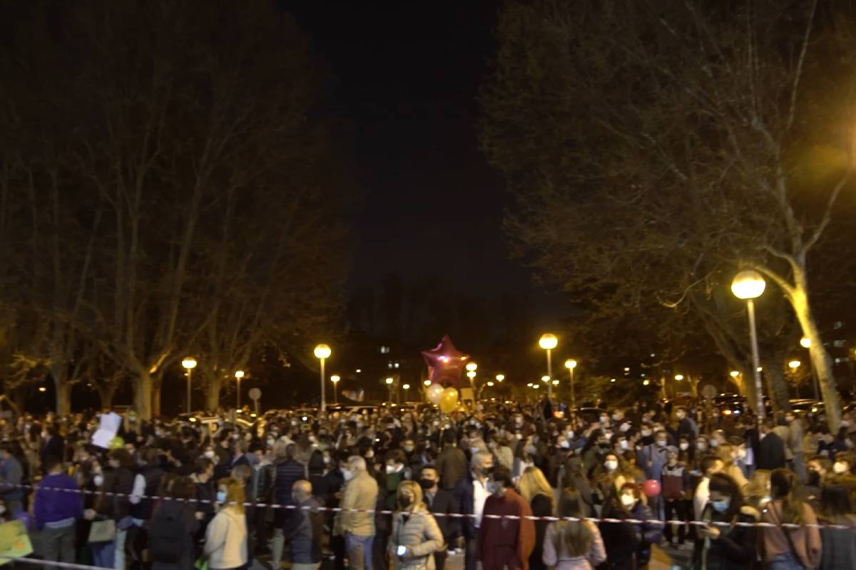 Familiares de los candidatos al examen MIR 2021, esperando a que termine la prueba (Fotos: DM)