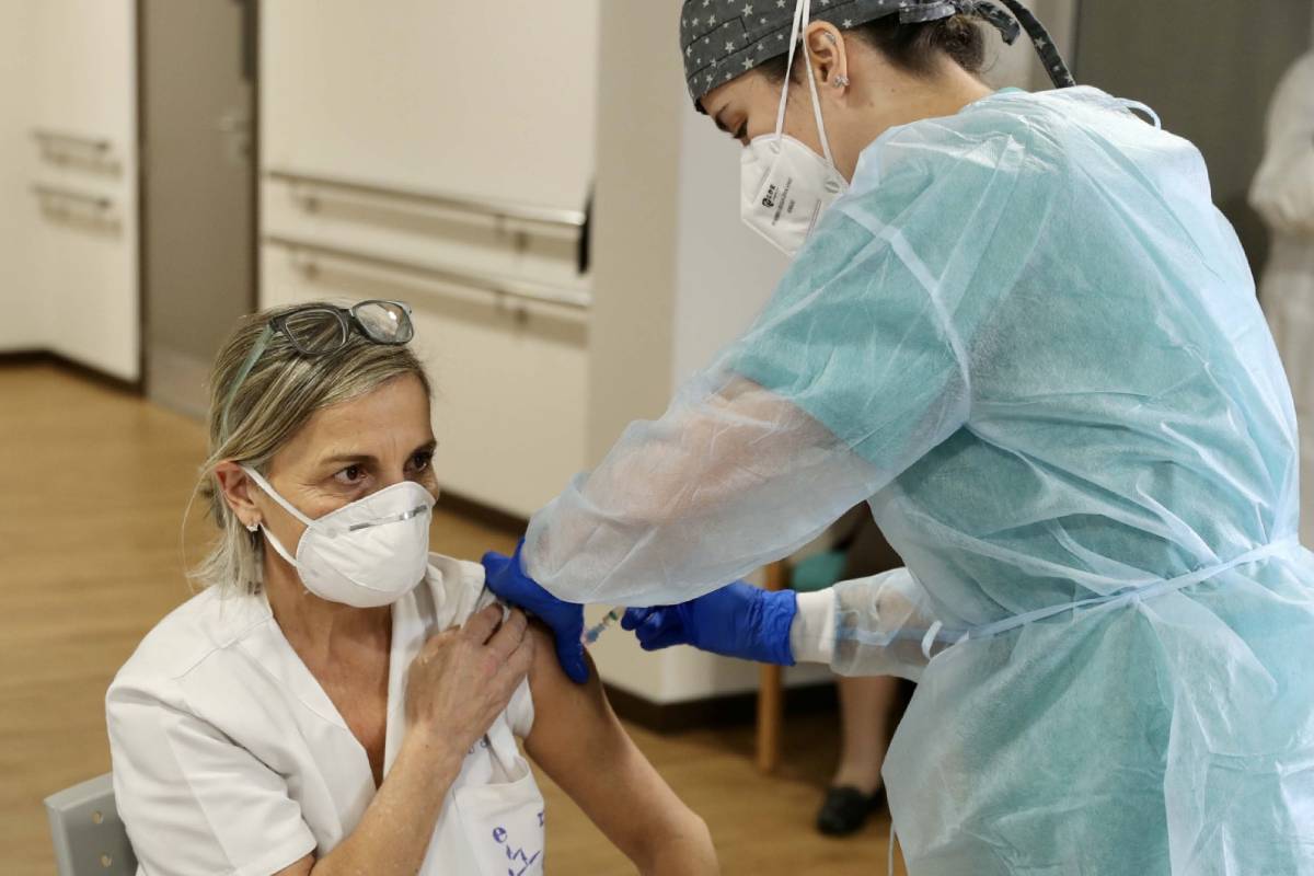 Imagen de la primera profesional sanitaria que recibió la vacuna contra la covid en Asturias (FOTO: Sespa). 