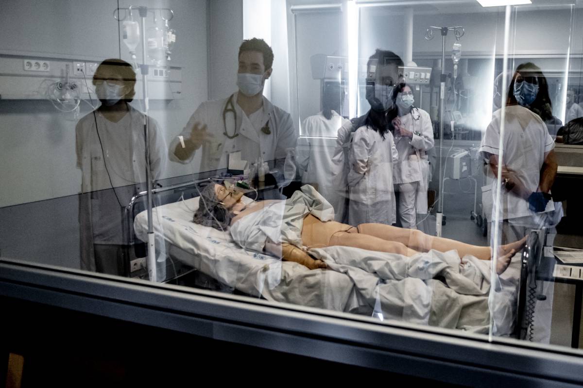 Profesionales del Hospital Universitario Fundación Alcorcón miran a través del cristal el curso de simulación clínica que están realizando unos compañeros Foto: JOSÉ LUIS PINDADO 