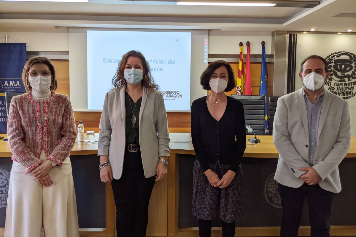 Berta Sáez, rectora de la Universidad San Jorge; Raquel García, presidenta del Consejo Autonómico de los COF de Aragón; Isabel Irigoyen, coordinadora Estrategia Prevención Suicidio en Aragón y José Antonio Aldaz, psicólogo clínico y ponente del curso. 