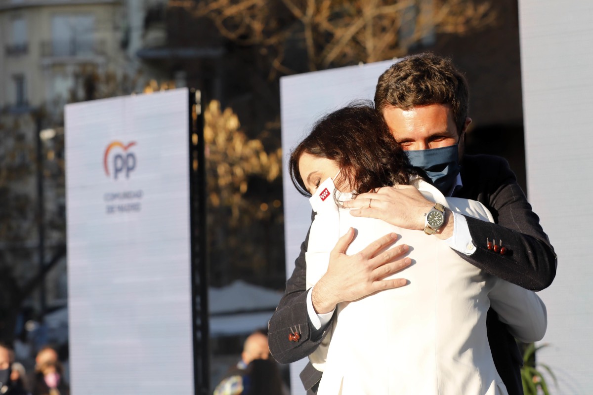Pablo Casado e Isabel Díaz Ayuso se abrazan en el acto del Partido Popular de arranque de la campaña electoral en Madrid. 
