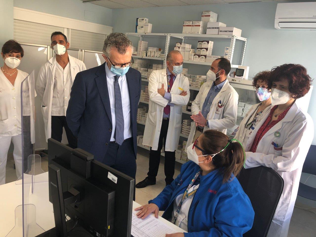 El consejero de Salud de Murcia, Juan José Pedreño, durante su visita al servicio de Farmacia del Hospital Virgen de la Arrixaca.