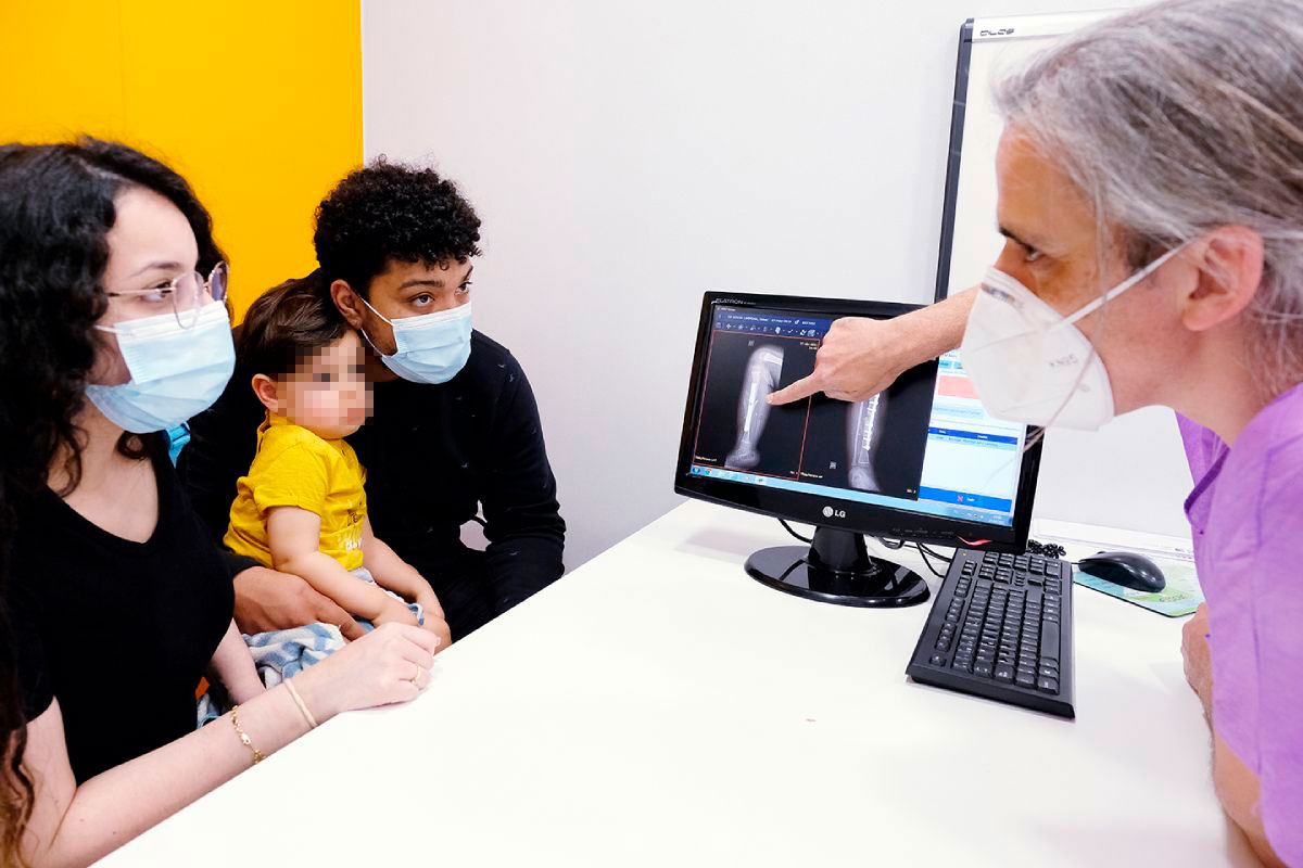 Francisco Soldado, jefe del Servicio de Cirugía en Traumatología y Ortopedia Pediátrica del Hospital HM Nens, durante una consulta con Isaac y sus padres. FOTO: HM Hospitales. 