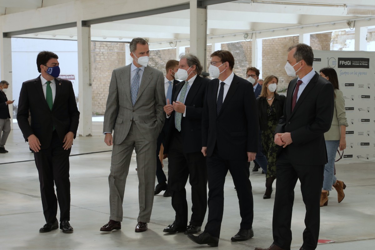 El Rey, con las autoridades asistentes al Premio Princesa de Girona de Investigación Científica 2021.