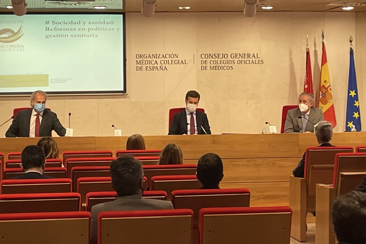 Pablo Casado, flanqueado por Enrique Ruiz Escudero (derecha) y el presidente de la OMC, Tomás Cobo, hoy en la sede colegial (FOTO: Fundación Concordia y Libertad).