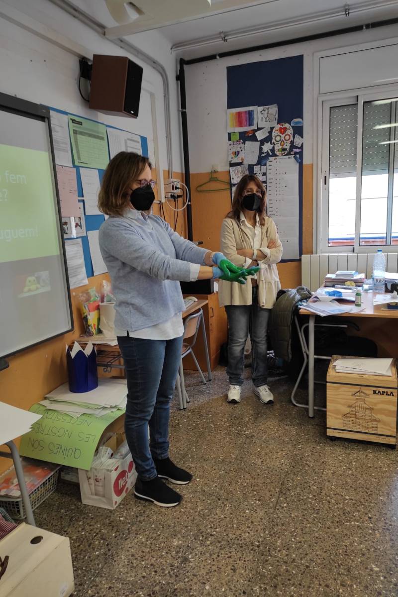 Las farmacéuticas Laura Gomá y Pilar Bladé, en un momento de la charla.