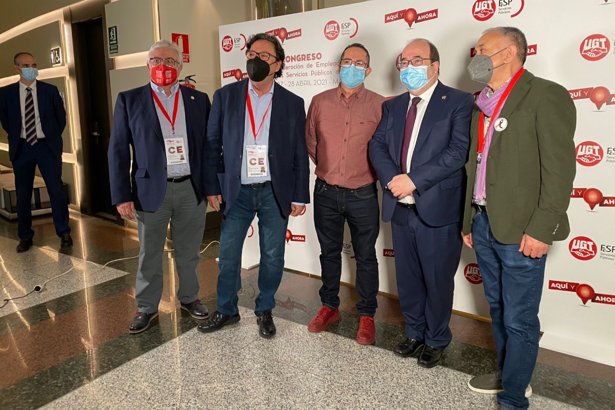 El ministro, flanqueado por la cÃºpula de UGT, encabezada por su secretario general, Pepe Ãlvarez (derecha).