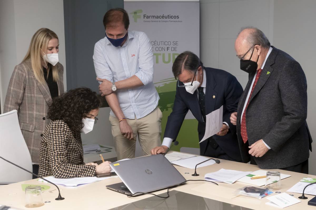 Un momento de la presentación de candidaturas el pasado 7 de abril, con Luis González (presidente del COF de Madrid) como presidente de la Mesa Electoral. /JL. Pindado. 