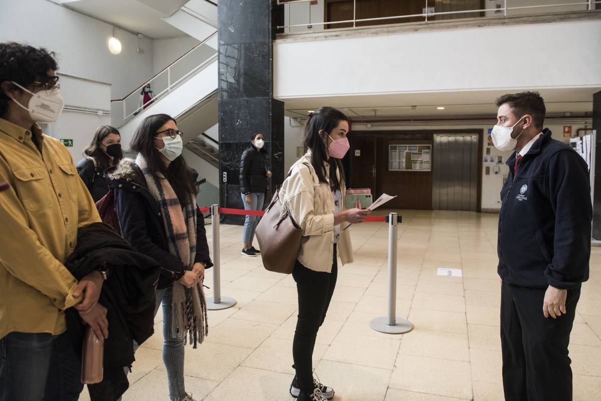 Los candidatos de la convocatoria MIR 2021, a la espera de que les dejen pasan al aula del examen (Foto: Luis Camacho)