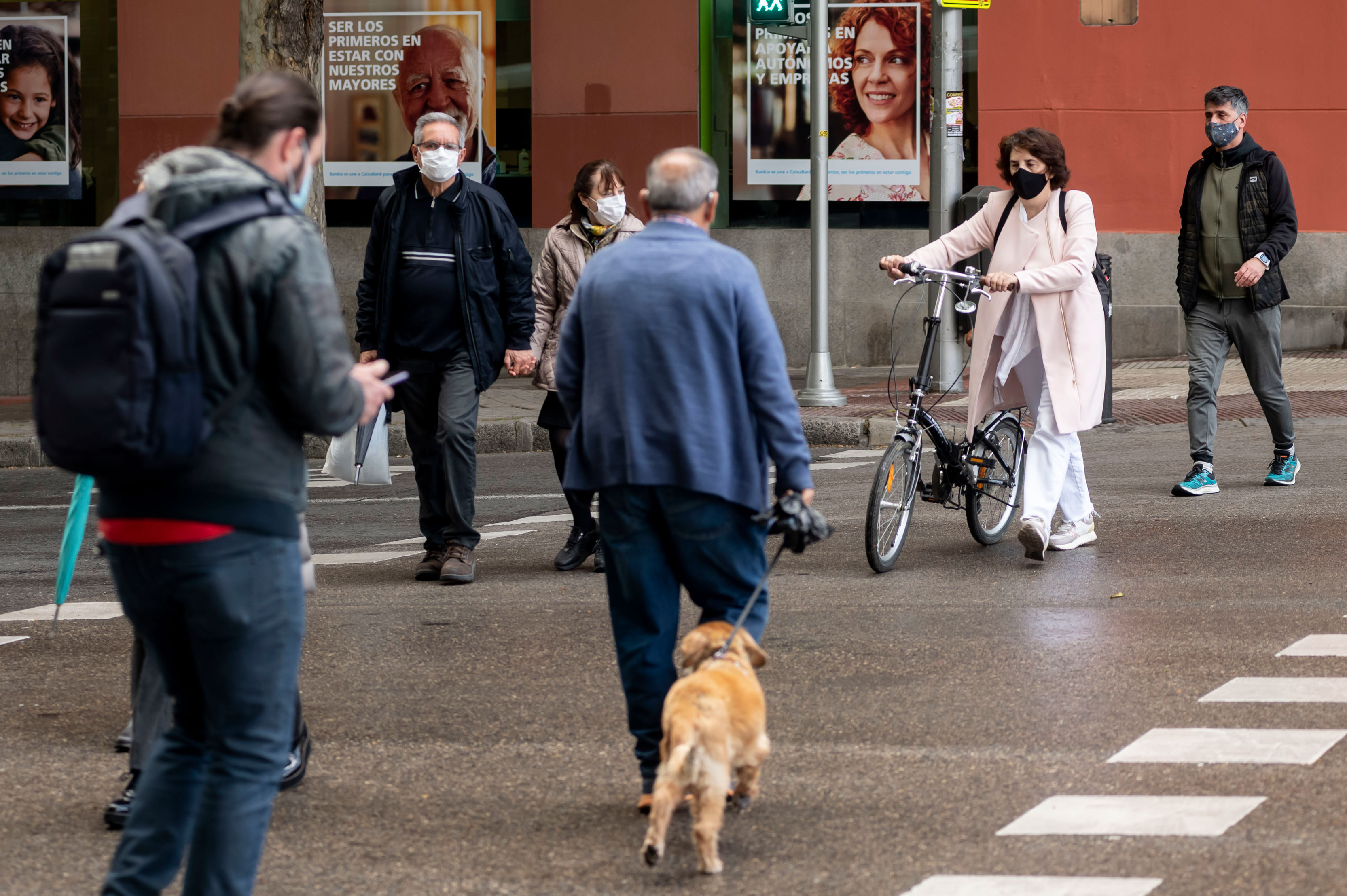 Personas paseando con mascarilla durante el Estado de Alarma (Foto: Jose Luis Pindado) 