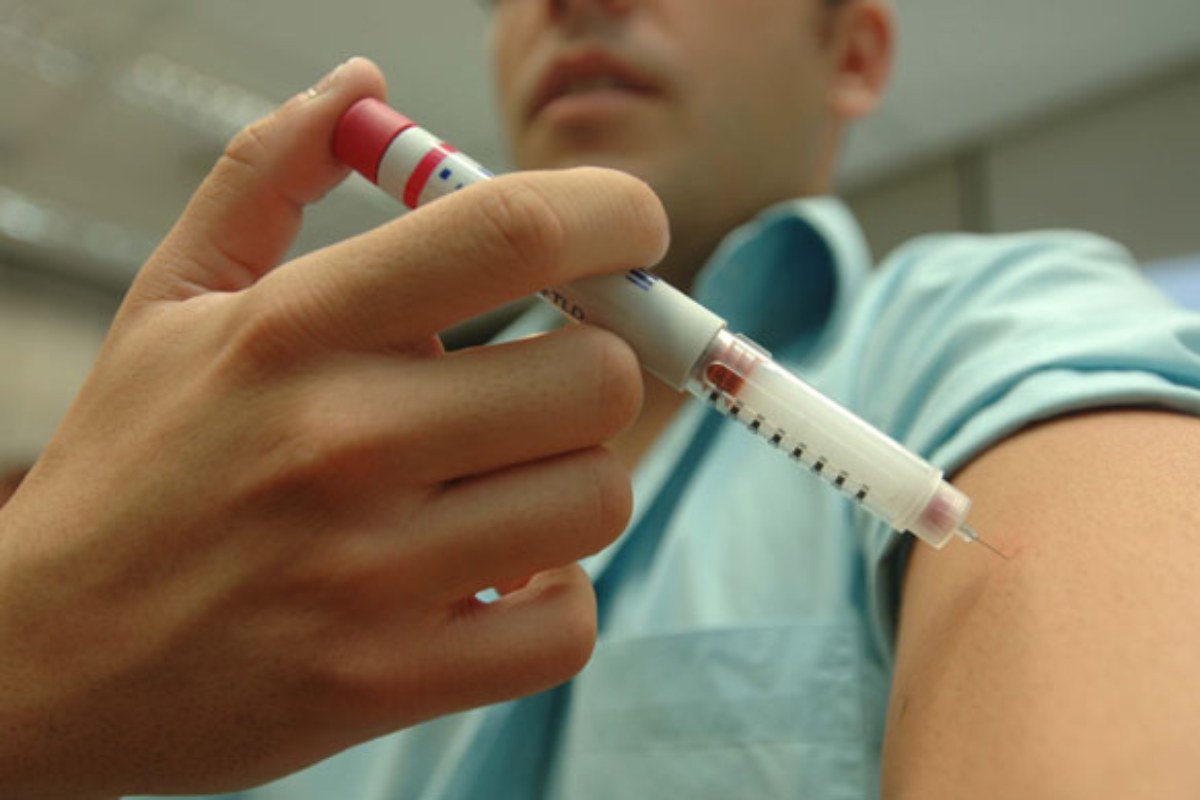 Paciente diabético inyectándose insulina