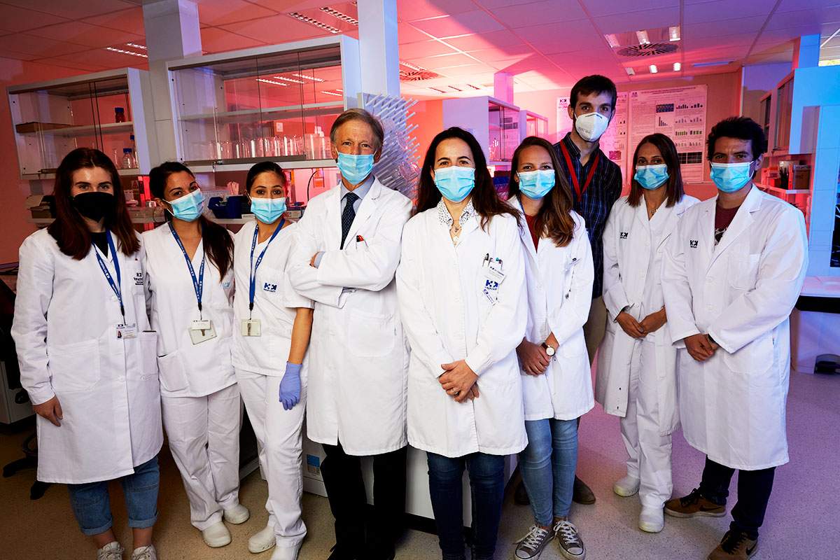 Investigadores en el laboratorio del HM CINAC.