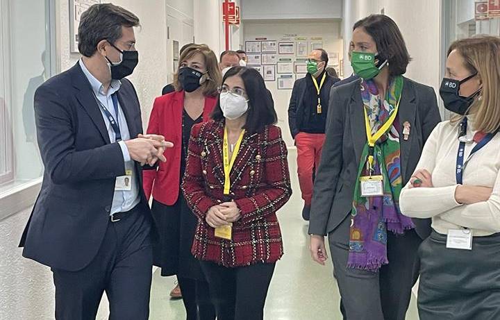 La ministra de Sanidad, Carolina Darias, y de Industria, Reyes Maroto, visitando en febrero la planta de BD en San Agustín de Guadalix (Madrid), seguidas por Lourdes López, la directora general de BD en España y Portugal. /Ministerio de Sanidad.