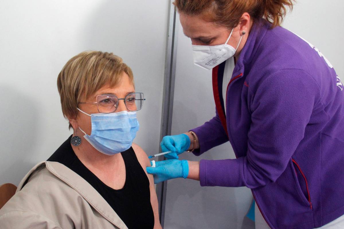 Ana Barceló, consejera de Sanidad de la Comunidad Valenciana, vacunándose con AstraZeneca.
