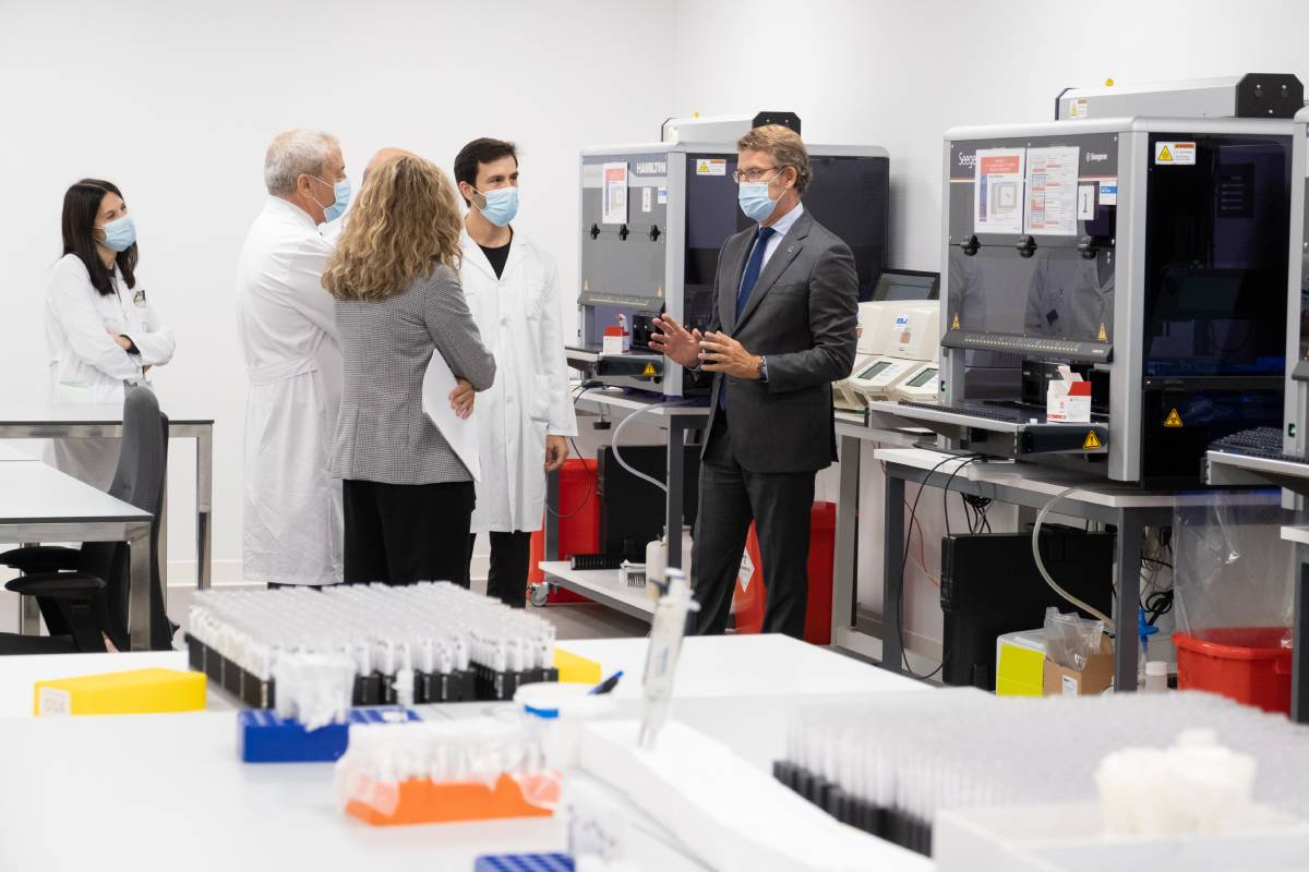 El presidente de la Junta de Galicia, Alberto Nuñez Feijóo, y el consejero de Sanidad, Julio García Comesaña, visitaron el laboratorio de Microbiología de Vigo el pasado mes de septiembre.