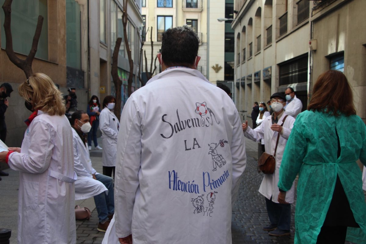 Acto reivindicativo en favor del primer nivel protagonizado la semana pasada por médicos de primaria de Madrid (FOTO: Amyts). 