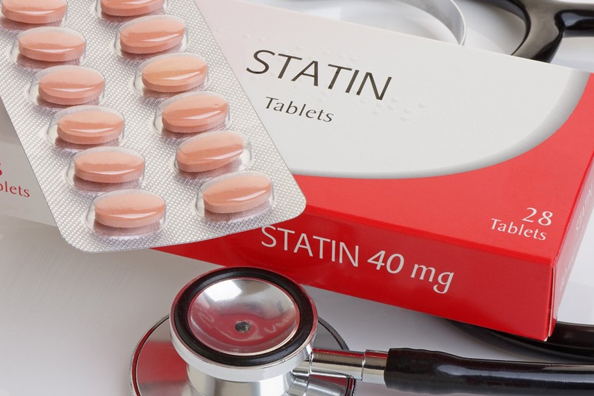 Salvo interacciones graves, los pacientes con covid-19 no deben discontinuar el tratamiento con estatinas. 
