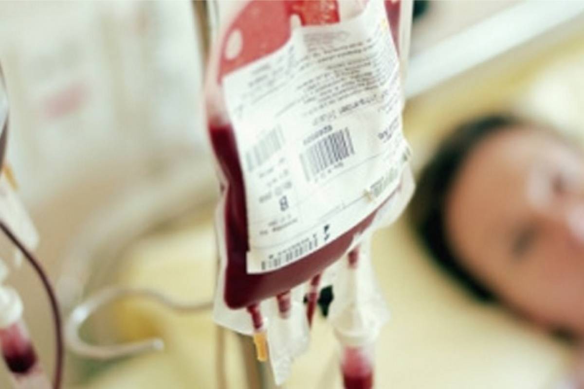 Una transfusión a una paciente puede salvarle la vida. 