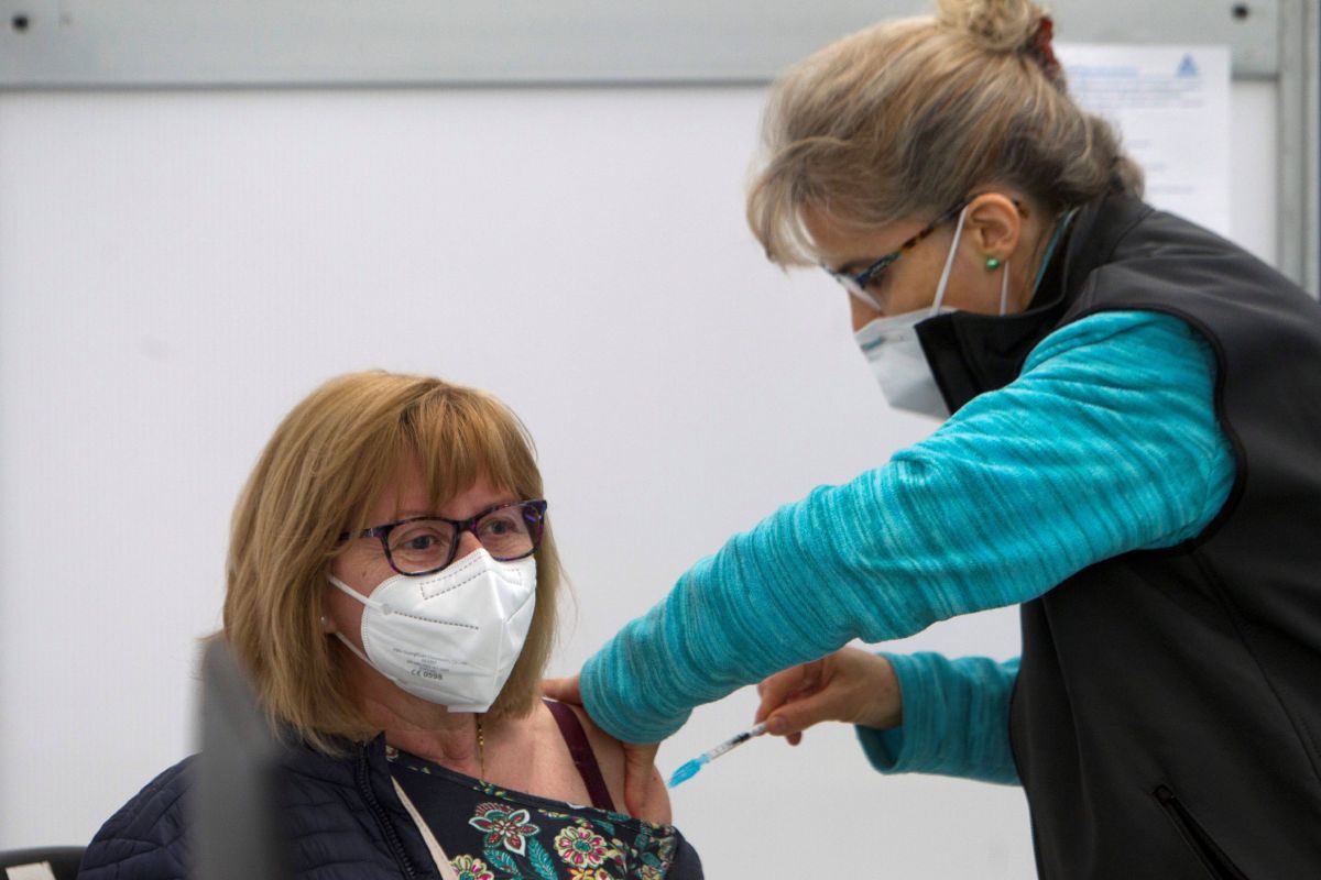 Una mujer recibe una dosis de la vacuna de AstraZeneca en las instalaciones del Ifevi, en Vigo. 