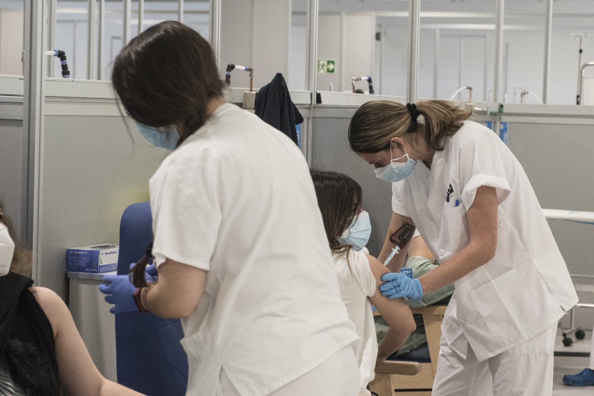 Dos enfermeras, durante una de las jornadas de vacunaciÃ³n contra la covid, en el Hospital Enfermera Isabel Zendal, de Madrid.