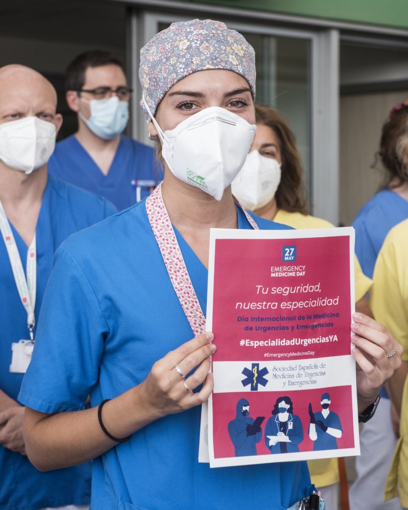 Una 'urgenciÃ³loga' muestra un cartel con el lema de la concentraciÃ³n, en Madrid (FOTO: Luis Camacho).