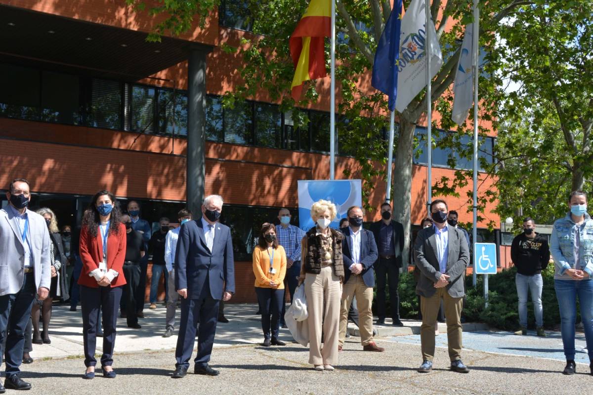 EL CGE ha realizado un minuto de silencio en la puerta de su sede para homenajear a las enfermeras en el Día Internacional de la Enfermería. 