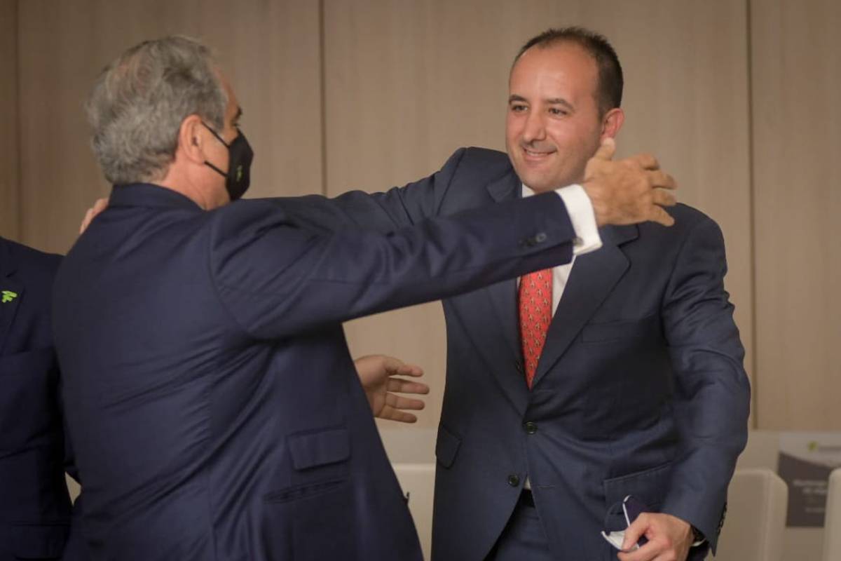 Jesús Aguilar, nuevo presidente del Consejo General de COF, saludando a Juan Enrique Garrido Olmedo, nuevo vocal nacional de farmacéuticos de oficina de farmacia. /JL. Pindado.