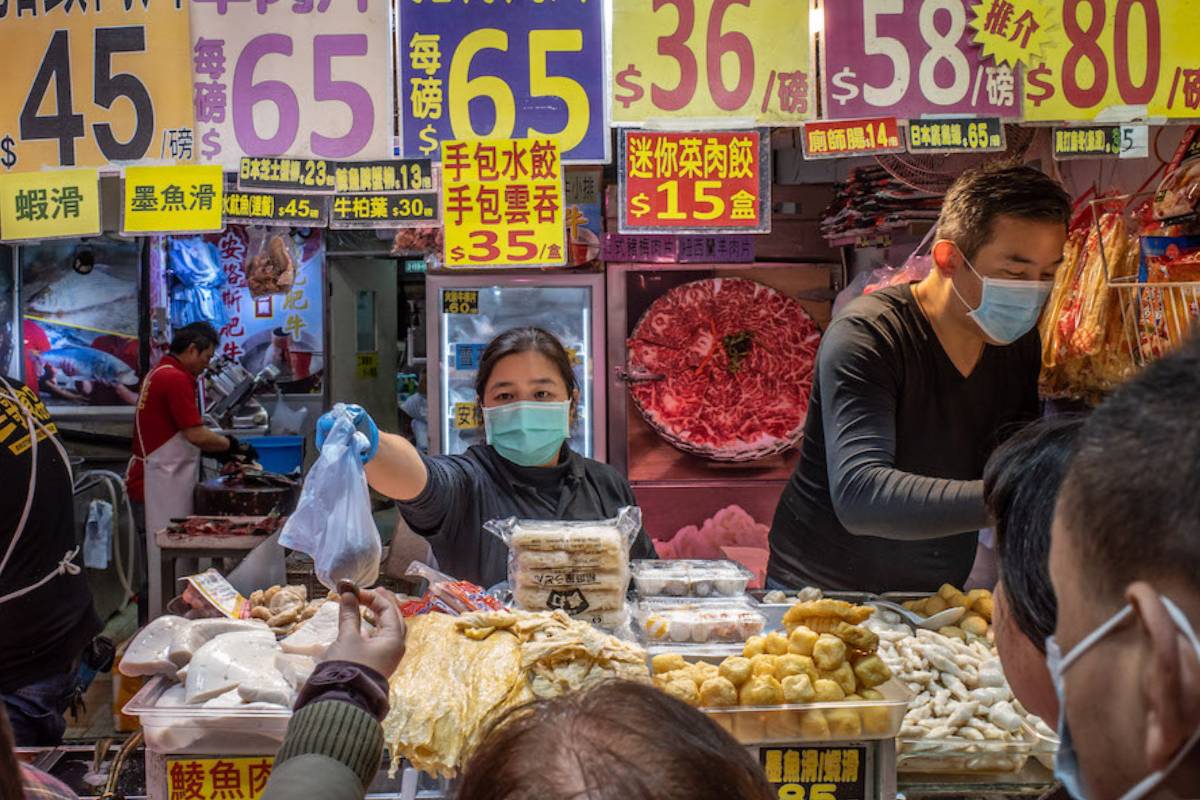 Reapertura del mercado de Wuhan donde inicialmente se pensó que estaba el origen del coronavirus SARS-CoV-2.