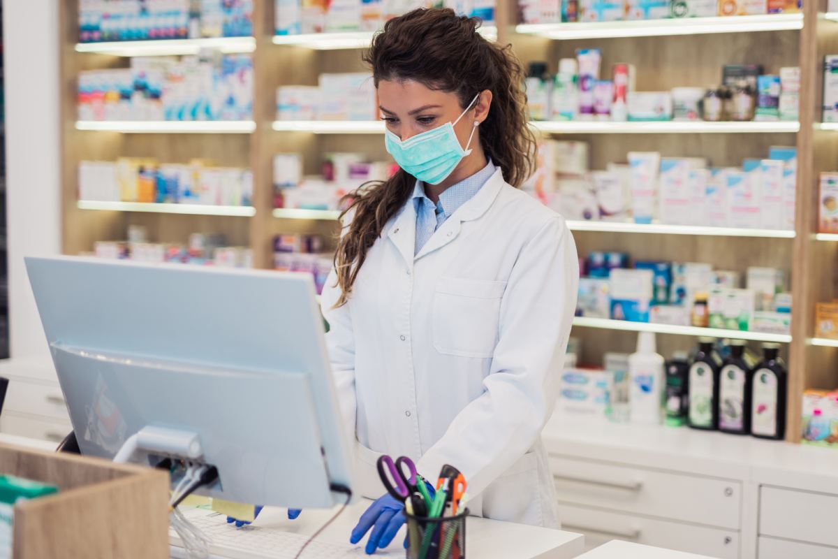 La labor sanitaria y social que han desempeñado las farmacias comunitarias durante la pandemia será una de las cuestiones que se aborden en Infarma 2021. 