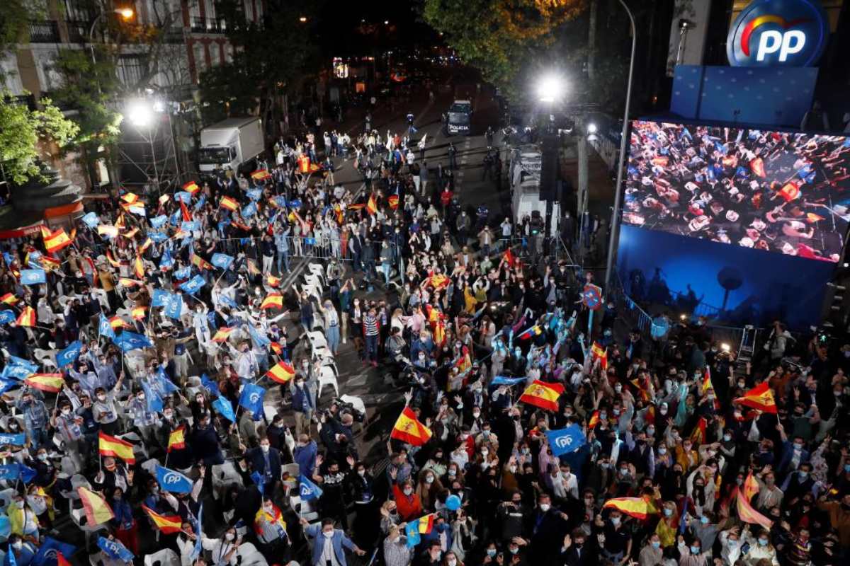 Seguidores del PP en los exteriores de la sede popular en la calle Génova, mientras se dan a conocer los resultados de las elecciones a la presidencia de la Comunidad el 4 de mayo en Madrid. (FOTO: EFE/Mariscal)