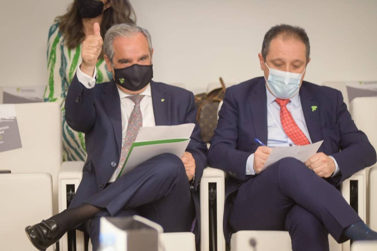 JesÃºs Aguilar, presidente del Consejo de COF, junto a Juan Pedro RÃsquez, vicepresidente, durante el escrutinio. /JL. Pindado