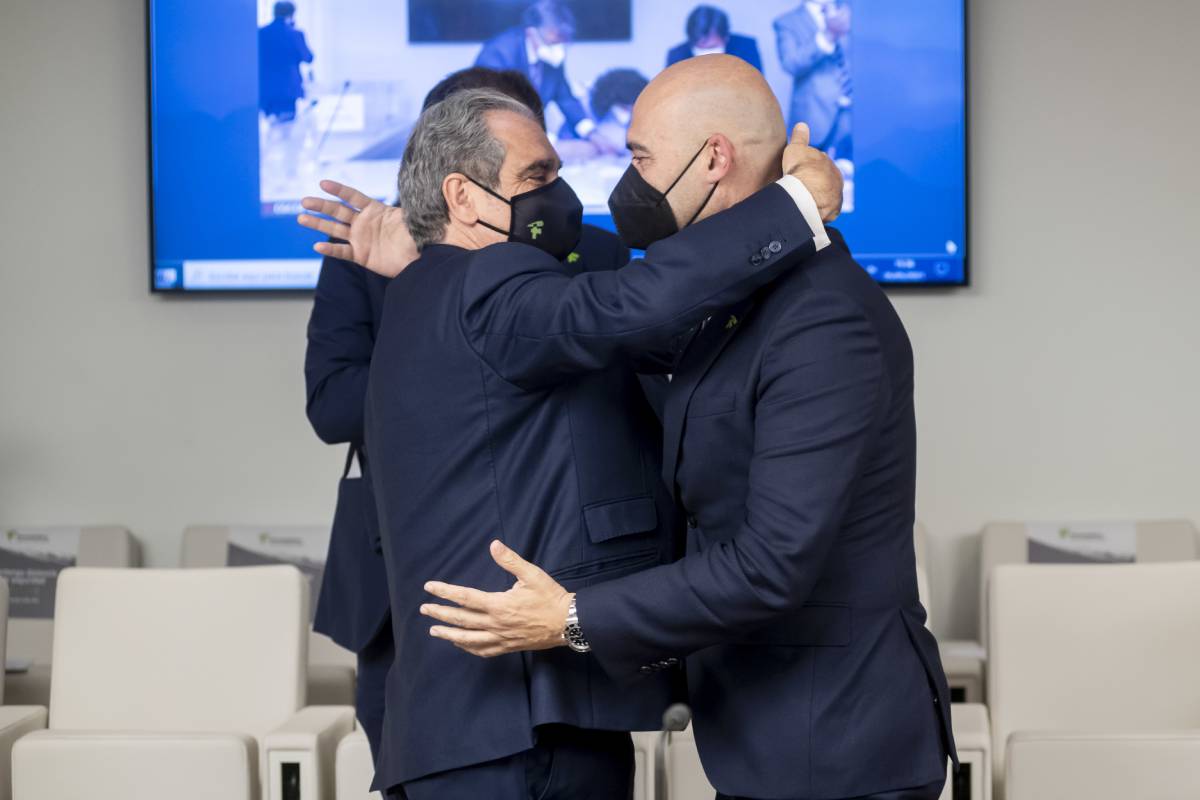 Abrazo entre JesÃºs Aguilar, presidente del Consejo General de COF, y Sergio Marco, presidente del COF de CastellÃ³n y su rival en estas elecciones. /JL. Pindado.