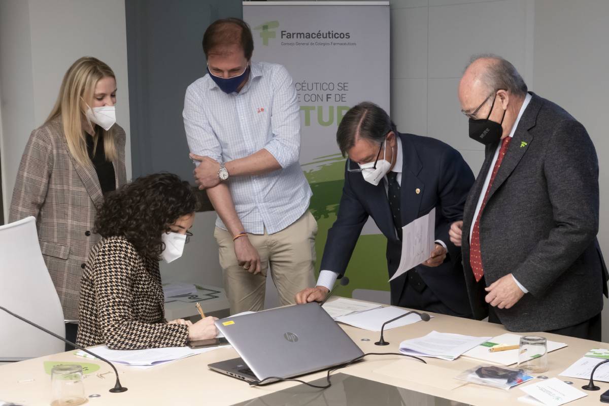 Mesa electoral, presidida por Luis González, presidente del COF de Madrid. /JL. Pindado.