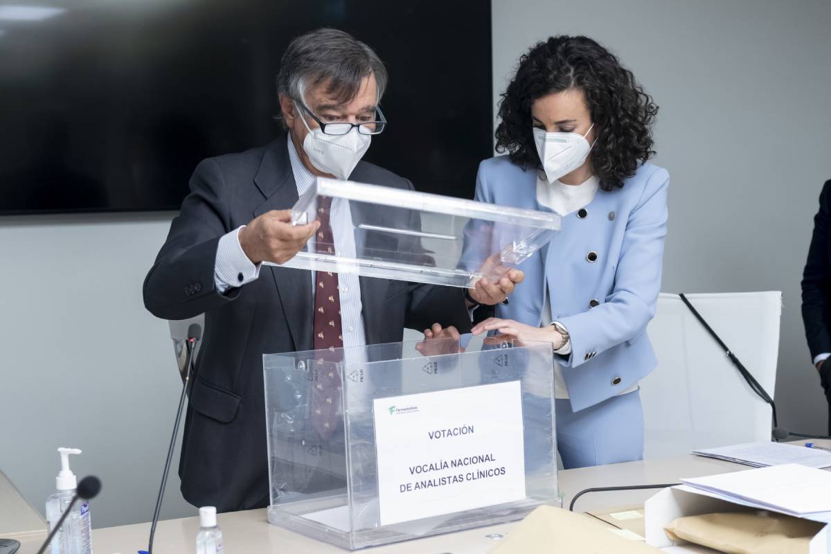 Luis GonzÃ¡lez, presidente de la Mesa Electoral y del COF de Madrid, con MÂª Engracia PÃ©rez, secretaria de la Mesa y presidenta del COF de Salamanca. /JL. Pindado