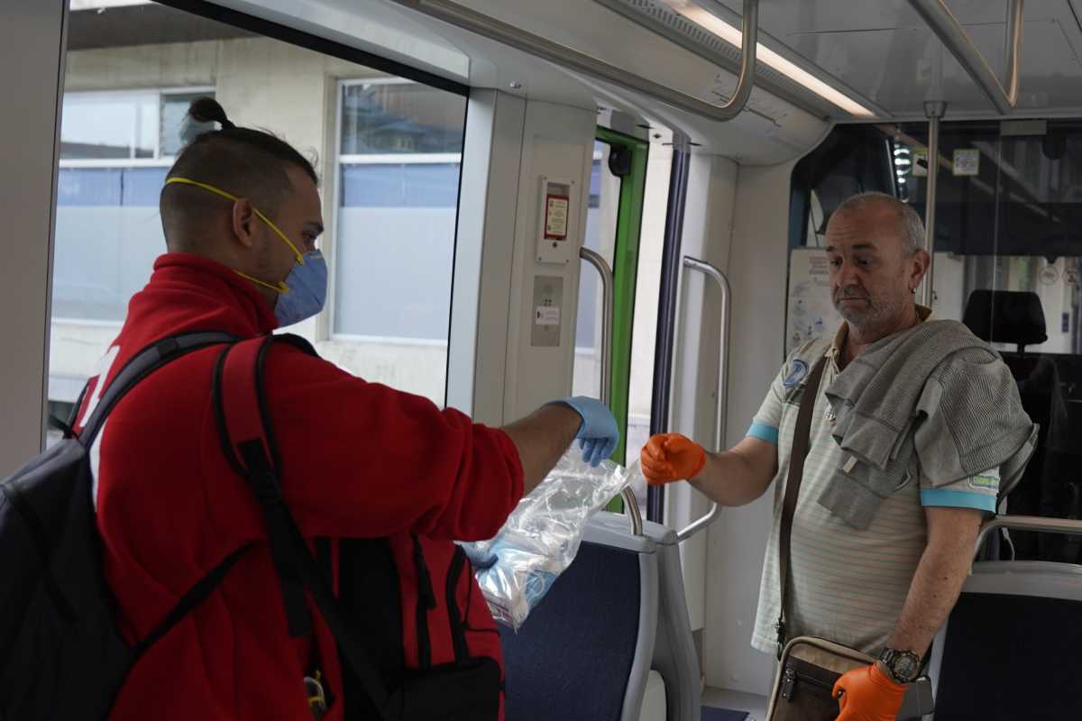 En el transporte público se ven personas con mascarilla mal puesta o sin ella.