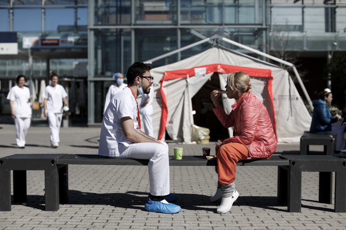 Dos sanitarios de refuerzo, en un momento de descanso, en el hospital provisional de campaña que se montó en los pabellones de Ifema durante la primera ola de la pandemia (FOTO: DM).