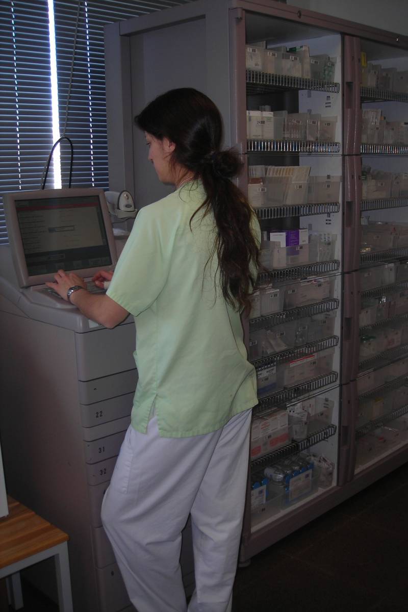 : Uno de los SADM del Hospital Infanta Leonor, de Madrid, manejado por una profesional del Servicio de Farmacia.