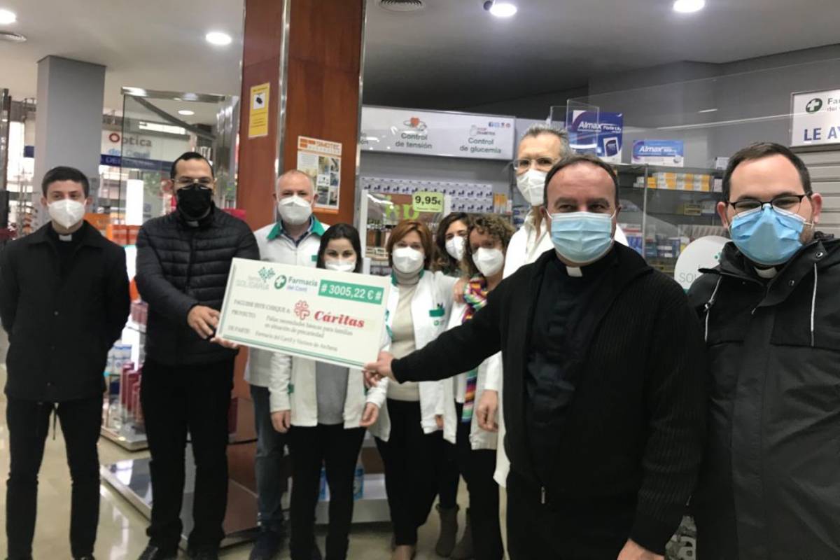  El equipo de la Farmacia El Carril, en Archena, Murcia, haciendo entrega del donativo a Cáritas.