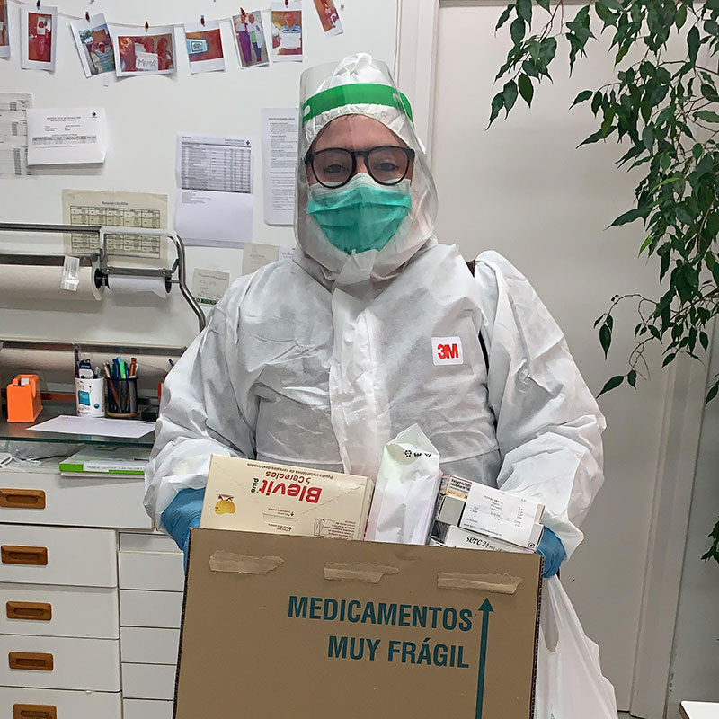 Un técnico de la farmacia de Cris-tina DÃaz con una caja de medicamentos para llevar a sus pacientes.