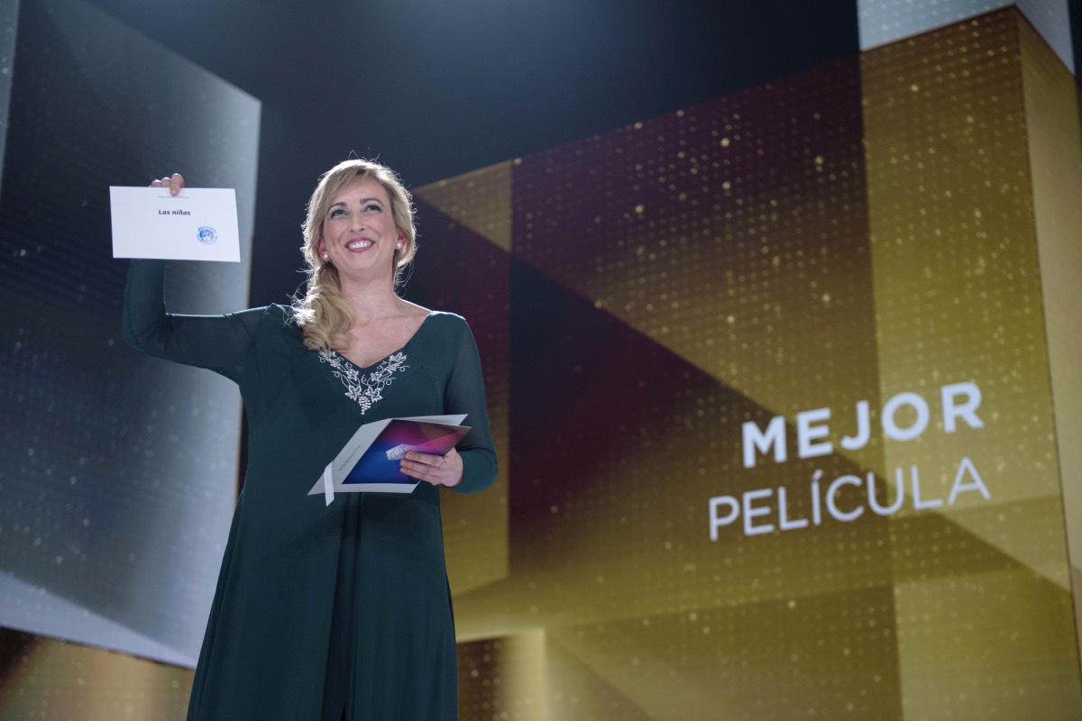 Ana María muestra la tarjeta con el nombre de la cinta ganadora al Premio de la Mejor Película, en la última Gala de los Goya (FOTO: Academia de Cine).